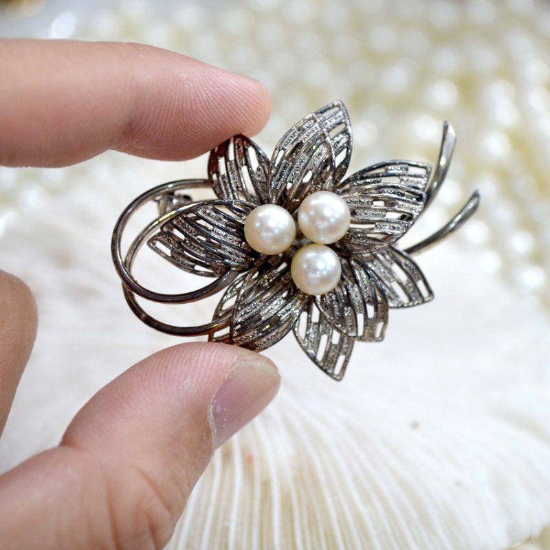 Real pearl Silver plated flower-shaped diamond brooch lady lady senior Japanese second-hand vintage jewelry - Brooches - Other Materials Silver