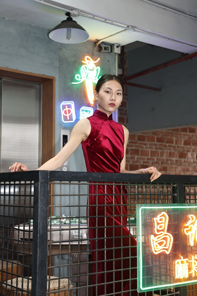 紅色劍蘭花無袖褶皺絲絨旗袍|晚裝禮服|香港設計|古典|氣質 - 旗袍/改良式旗袍 - 其他材質 紅色