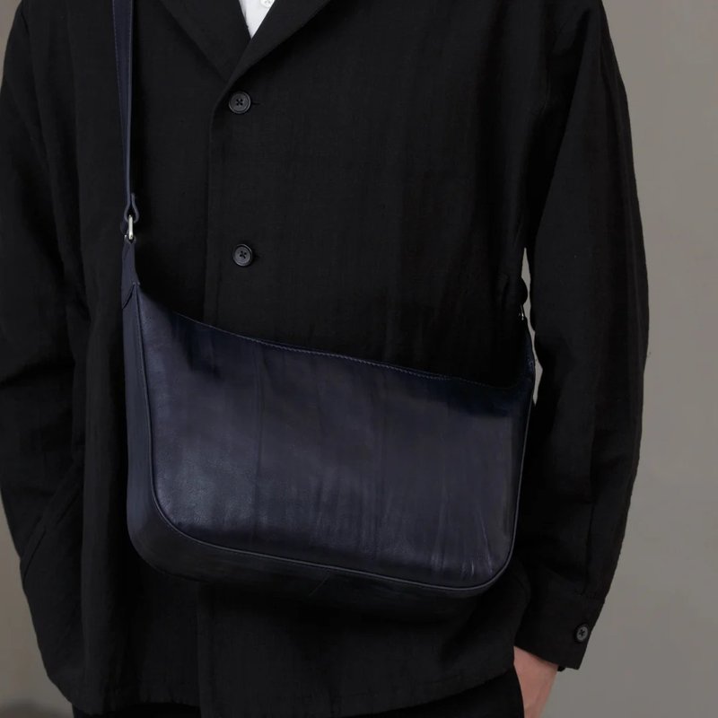 水面 Minamo 肩背包 M-海軍藍 - 側背包/斜背包 - 真皮 藍色