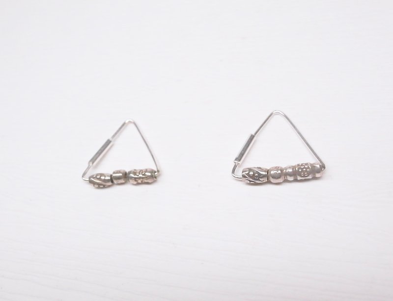 二毛銀【三角型造型銀珠純銀耳環】一對 - 耳環/耳夾 - 其他金屬 銀色