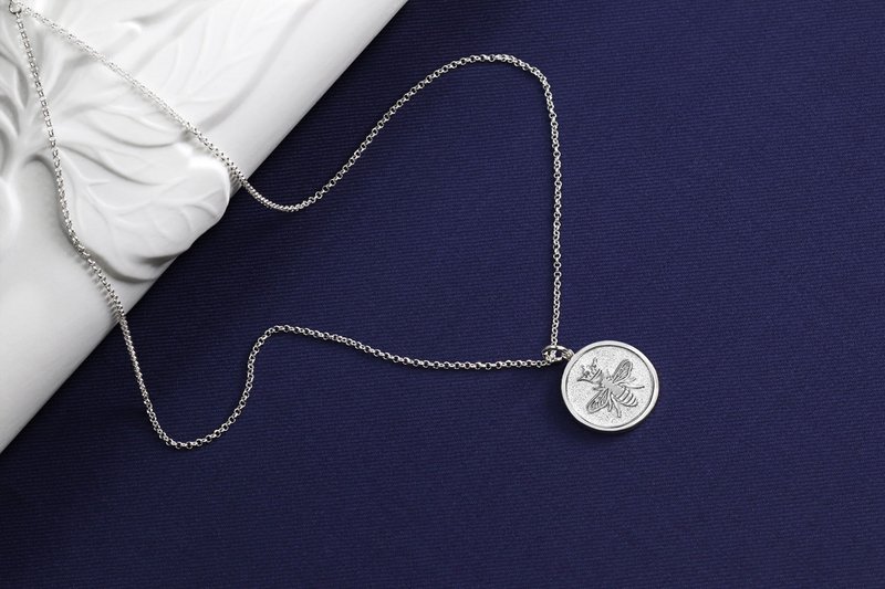 925 silver Necklace, Bee charm necklace, Bee Pendant personalized on the back - 項鍊 - 貴金屬 銀色