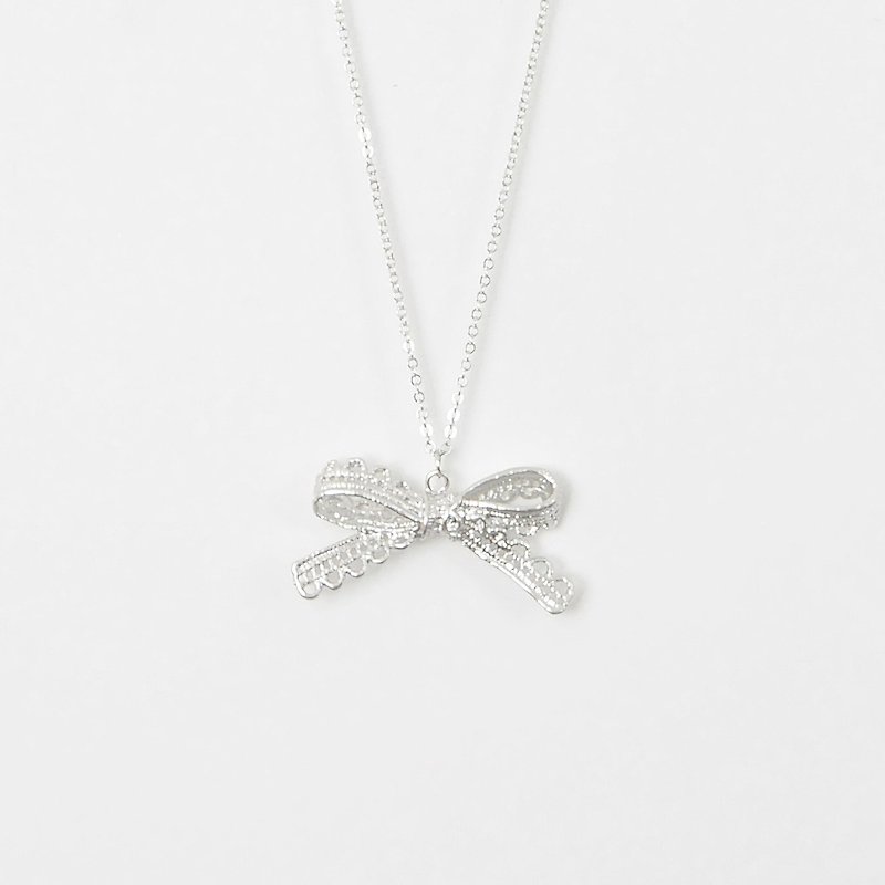 蕾絲。蝴蝶結。銀 項鍊 Lace。Sliver Bow Necklace - 頸鏈 - 其他金屬 銀色