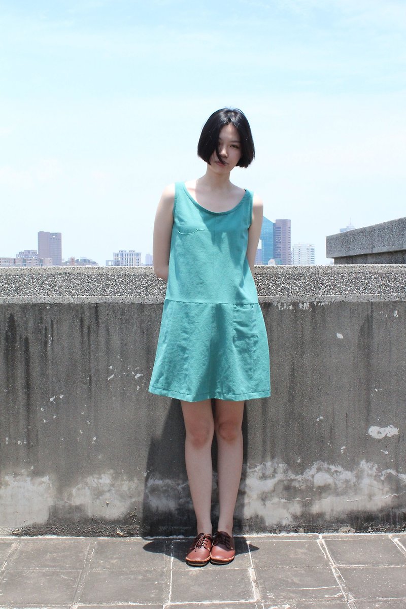 Simple cotton. sky blue. Smile pockets. One-piece dress with louver skirt. - ชุดเดรส - ผ้าฝ้าย/ผ้าลินิน สีน้ำเงิน