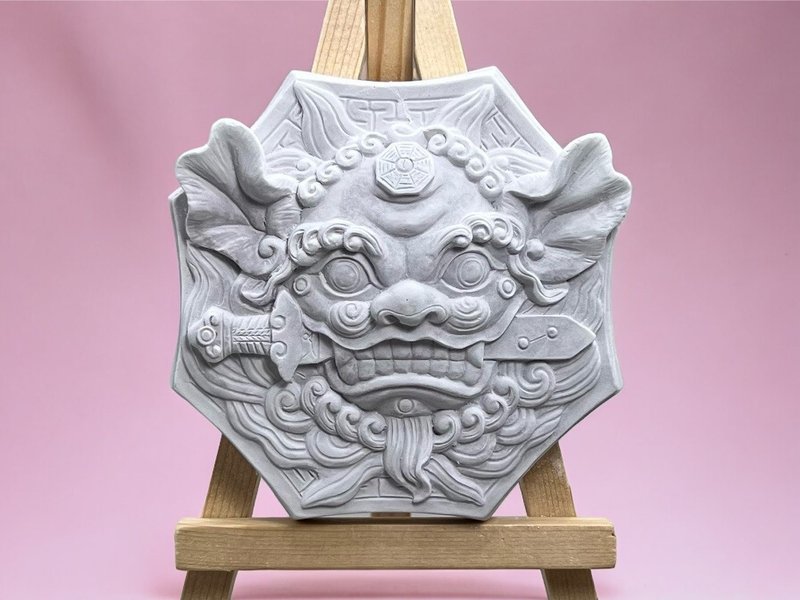 鎮宅開運石 獅咬劍 鎮宅平安 風水擺飾 多種精油香氛任選 附木架 - 香氛/精油/擴香 - 水泥 多色