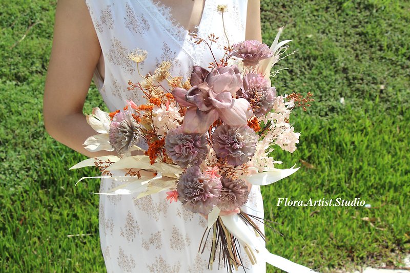 Flora.Artist.Studio bridal bouquet hand bouquet dry bouquet outside shot bouquet dry flower - Dried Flowers & Bouquets - Polyester Purple