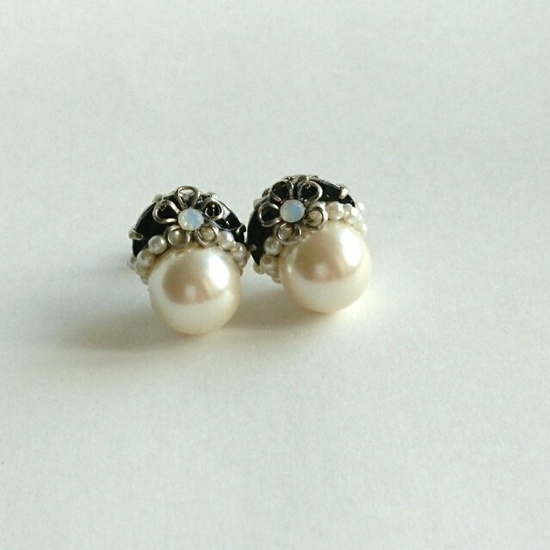 12mm1 grain Pearl & Bijou of elegant earrings (earrings) black - Earrings & Clip-ons - Other Metals Black