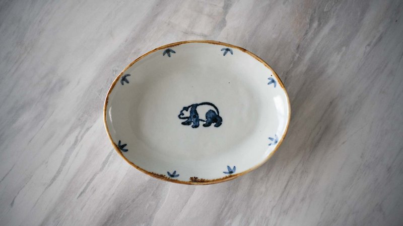 Panda Oval Plate Hand-made by Japanese Ceramics Writer - จานและถาด - เครื่องลายคราม 