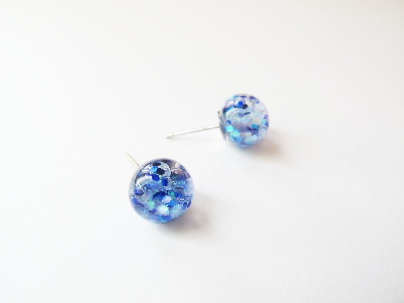 Rosy Garden  blue and white glitter with water inside glass ball earrings - ต่างหู - แก้ว หลากหลายสี