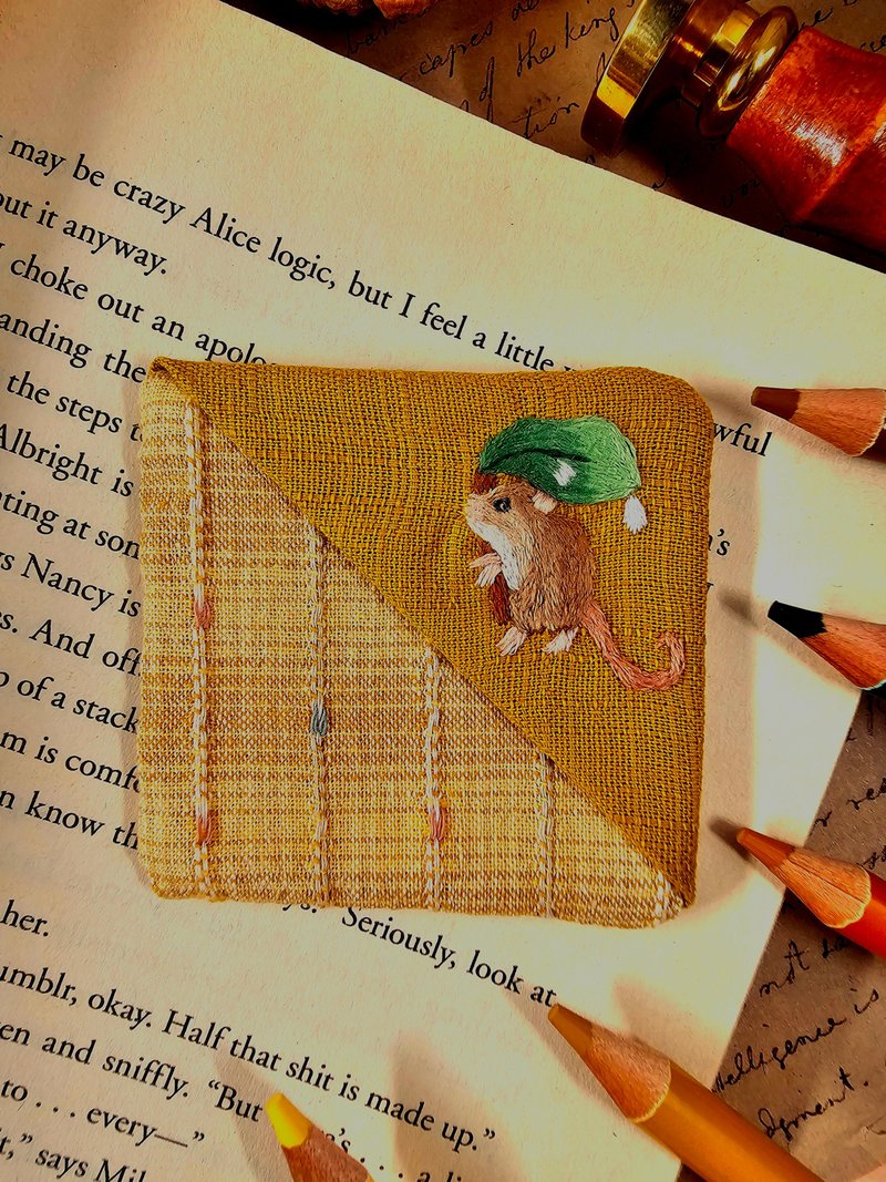 (限量)巢鼠刺繡布書籤-芥末黃 - 書籤 - 棉．麻 黃色