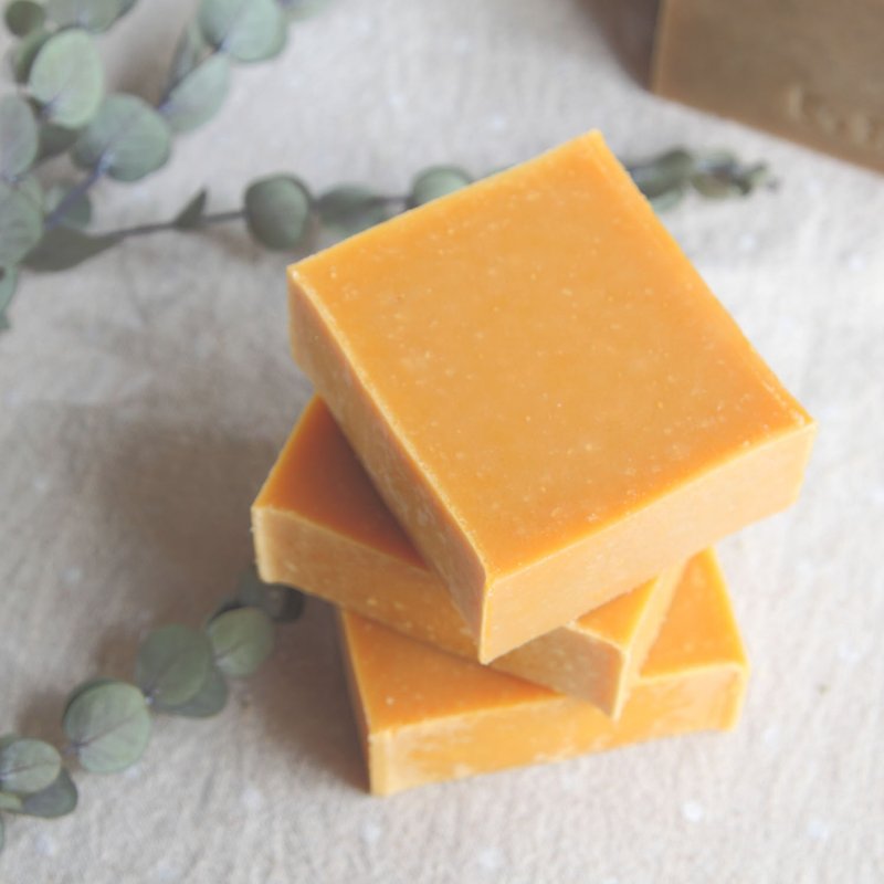 Papaya Milk Handmade Soap - ผลิตภัณฑ์ทำความสะอาดหน้า - พืช/ดอกไม้ สีส้ม