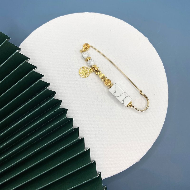 Natural stone Brooch【Wedding Accessory】 【Japanese Style Brooch】【New Year Gift】 - เข็มกลัด - เครื่องประดับพลอย ขาว