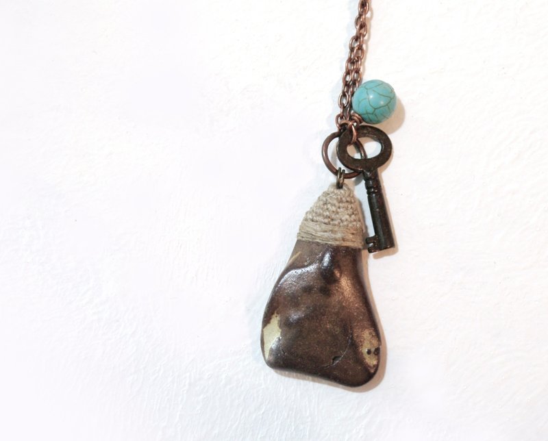 Beach Pebble Necklace Vintage Key Pendant Turquoise Charm - 項鍊 - 石頭 咖啡色