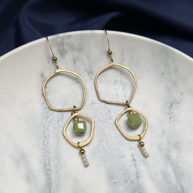 老林雜貨 | 抹茶不規則黃銅雙圈耳環(針式 / 夾式) - 耳環/耳夾/耳骨夾 - 銅/黃銅 綠色