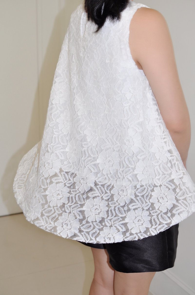 Flat 135 X Taiwan Designer Umbrella Loose Fit White Lace Sleeveless Top - Women's Shorts - Cotton & Hemp White