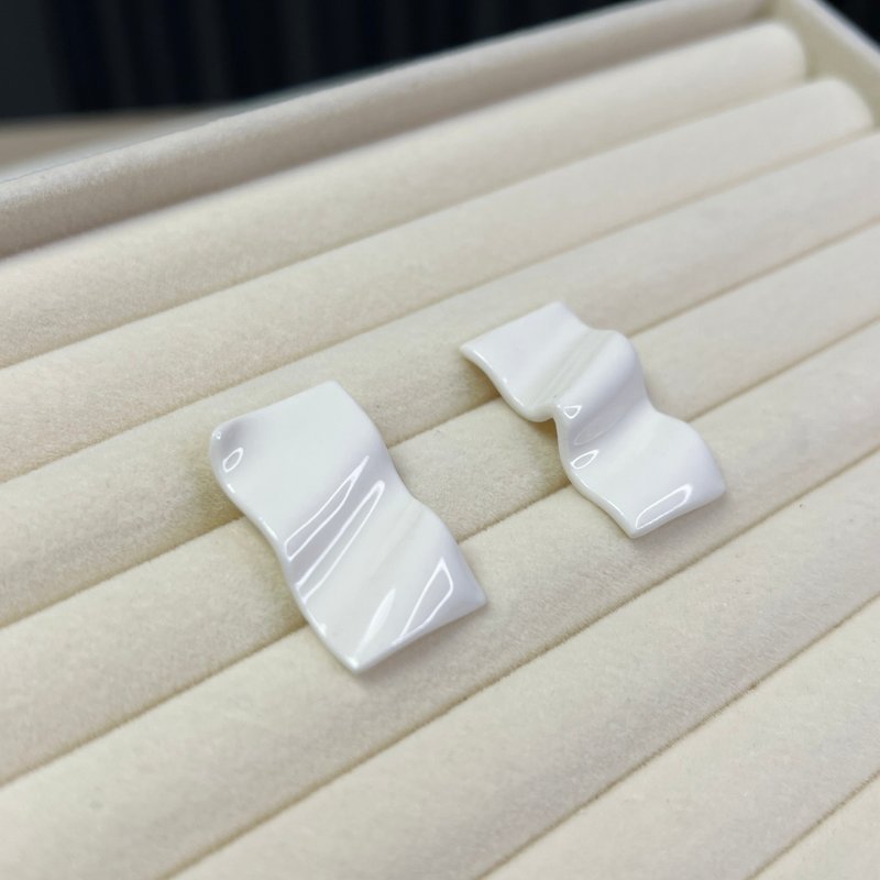 アーバンシック 白磁ピアス Wave Fold クリスマス パーティー ギフト ラッピング - ピアス・イヤリング - 磁器 ホワイト