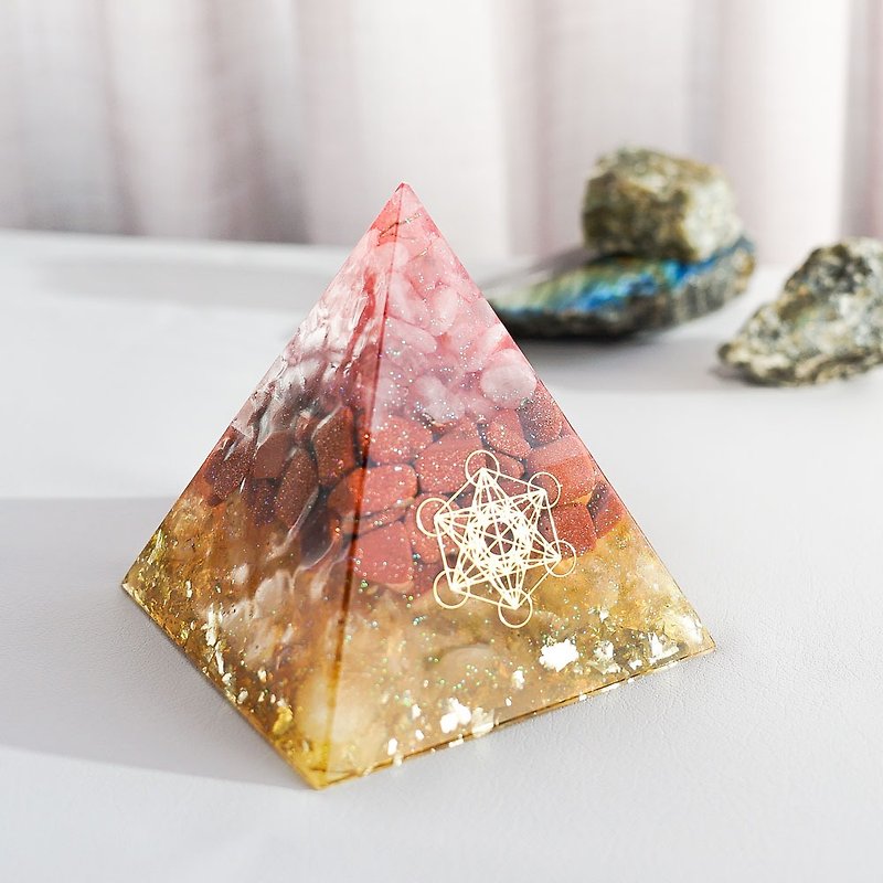 [Pink Crystal, Gold Stone Stone, Citrine] Orgonite Crystal Energy Pyramid Orgonite 8x8 cm - ของวางตกแต่ง - วัสดุอื่นๆ 