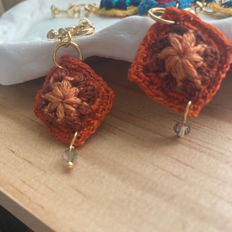 [Handmade Jewelry Series] Crocheted Mini Grandma Gmailad Color Clip-On Earrings - Earrings & Clip-ons - Thread Brown