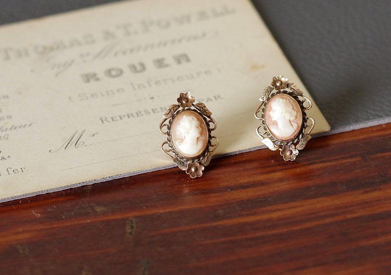 Antique Vintage gold-wrapped Rose Gold carved ladies Cameo pearl oyster needle earrings P332 - ต่างหู - โลหะ สีทอง