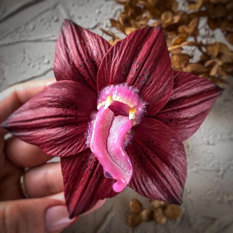 花胸针野百合/女巫珠宝/手工别针/哥特式花 - 胸針 - 塑膠 紅色
