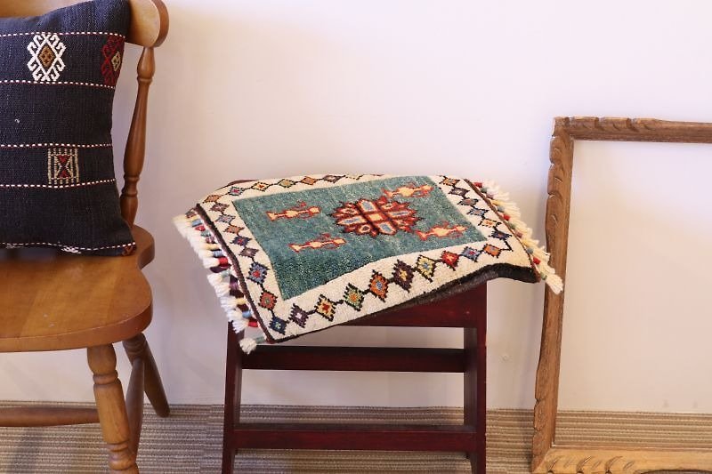 ライトブルー 手織り 絨毯 座布団サイズ キリム柄 羊毛&草木染め - 絨毯・カーペット - その他の素材 ブルー
