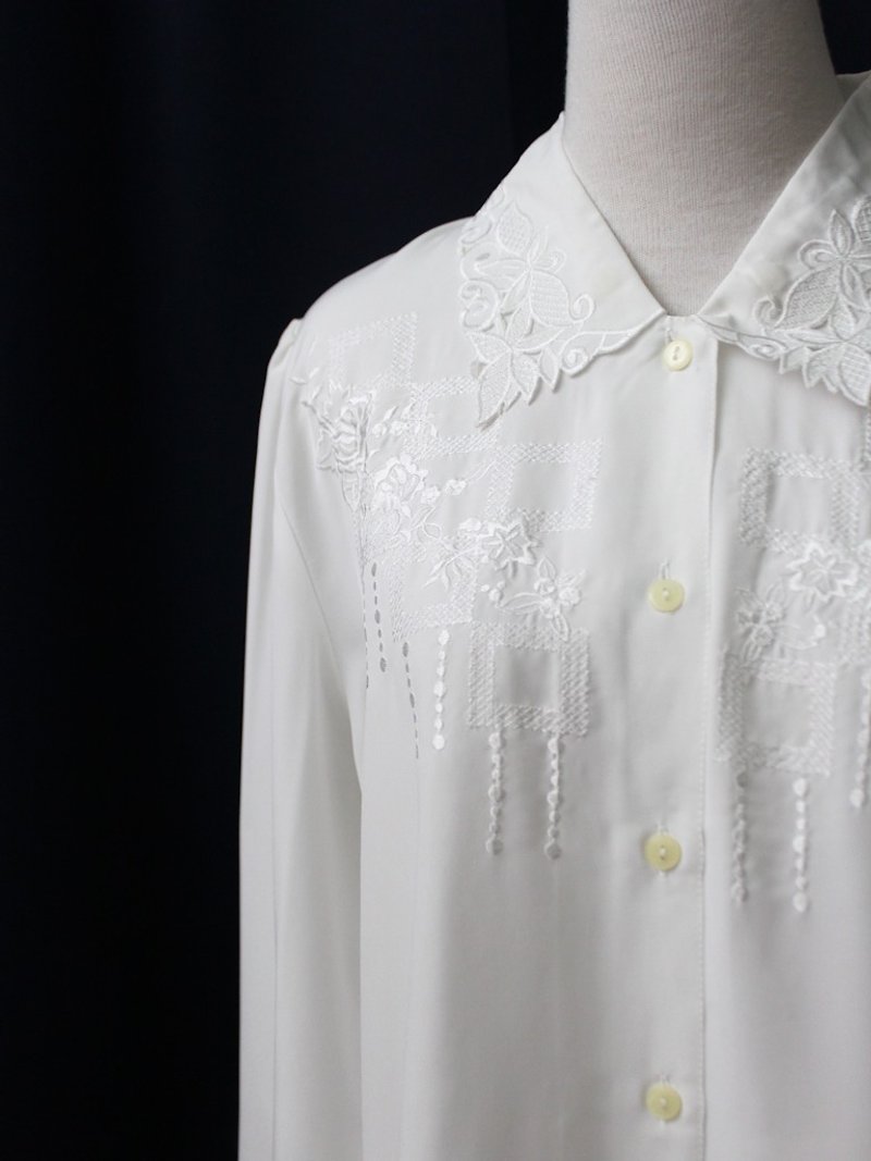 【RE0916T204】 early autumn Taiwan retro flowers embroidered elegant white ancient shirt - Women's Shirts - Polyester White
