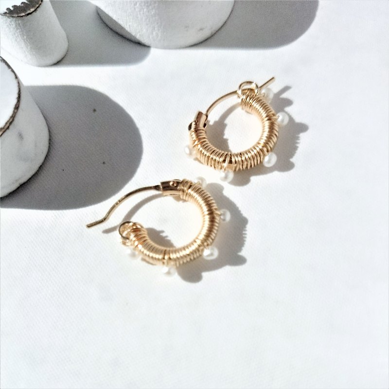 14kgf * Japanese baby pearl wrapped hoop pierced earring / earring - Earrings & Clip-ons - Gemstone White