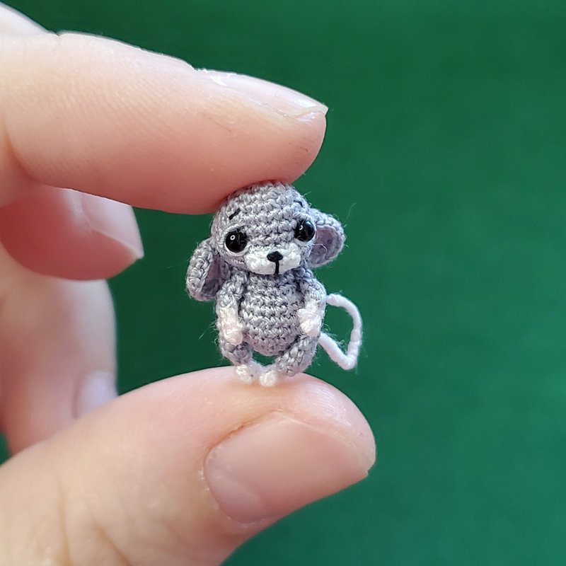 Extremely micro crocheted mouse. Dollhouse miniature. Amigurumi stuffed mouse - 公仔/玩偶 - 繡線 灰色