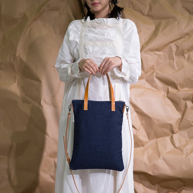 Leather and denim portable side backpack - กระเป๋าแมสเซนเจอร์ - ผ้าฝ้าย/ผ้าลินิน สีน้ำเงิน