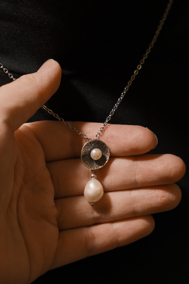 A lustrous pearl necklace - สร้อยคอ - ไข่มุก สีเงิน