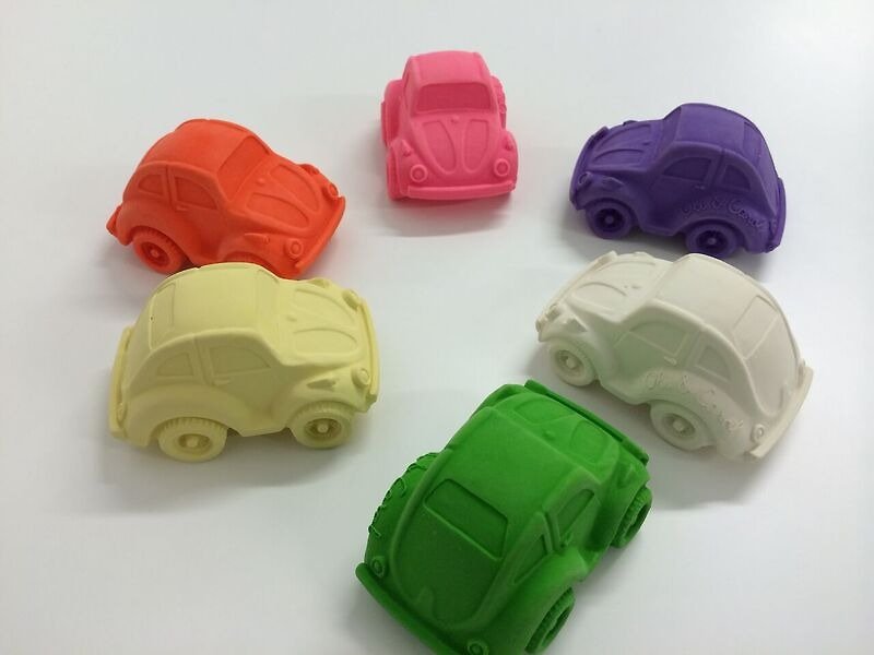 西班牙 Oli & Carol 摩登小金龜車-粉黃 天然橡膠固齒器/洗澡玩具 - 嬰幼兒玩具/毛公仔 - 橡膠 黃色
