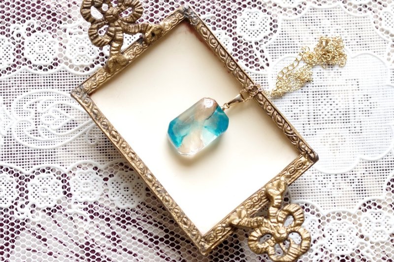 Resin art emerald cut pendant - Paulownia leaf shade - สร้อยคอ - เรซิน สีเขียว