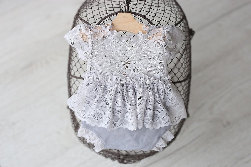 Grey bodysuit for newborn girls: the perfect outfit for a little girl - เครื่องประดับ - โลหะ สีเทา