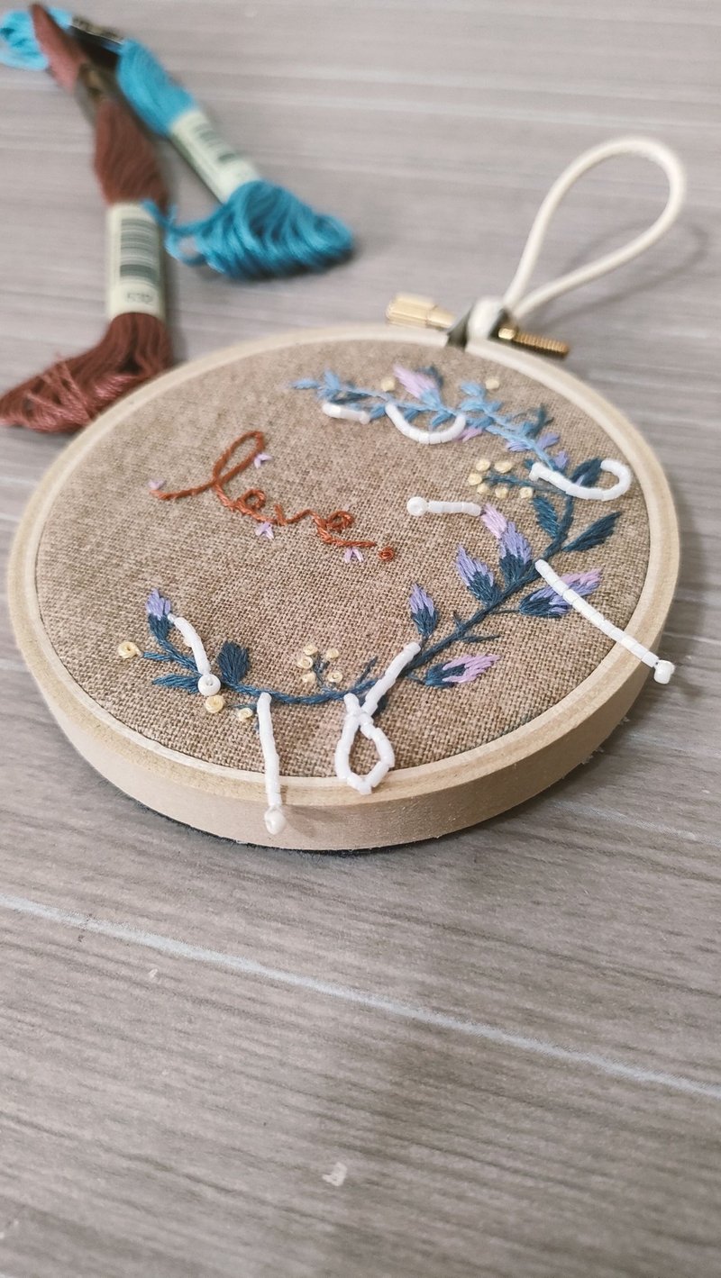 法式刺繡 藍色花圈 圓形刺繡掛畫 - 壁貼/牆壁裝飾 - 繡線 