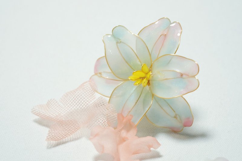 Spring Day - A pair of earrings made from white - Earrings & Clip-ons - Resin White