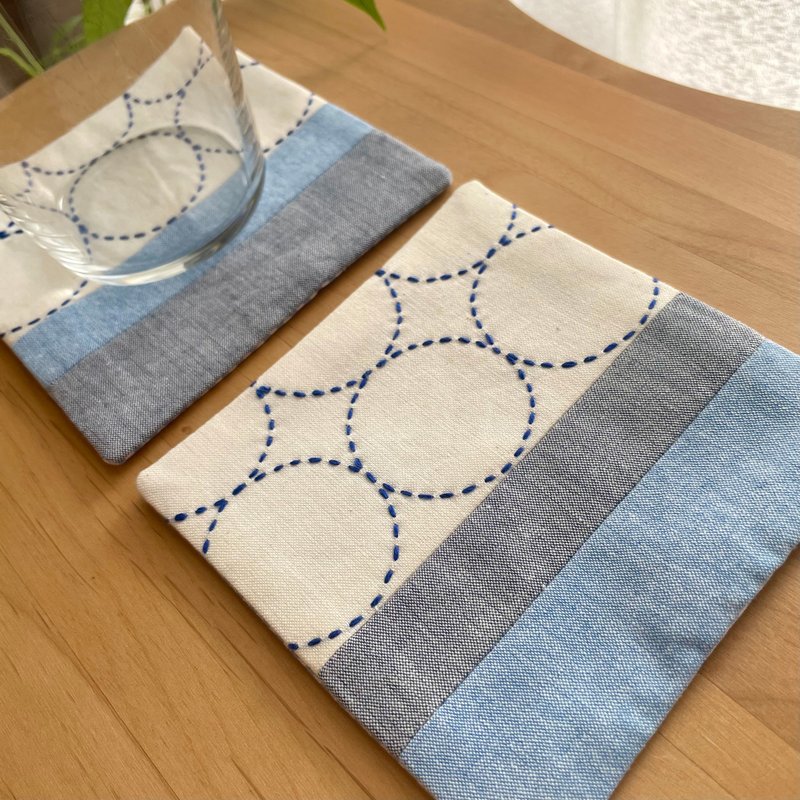 刺し子コースター2枚セット　丸模様ブルー　パッチワーク　カフェ雑貨　キッチン用品　コーヒー　紅茶　誕生日　プレゼント　クリスマス　ギンガムチェック　水色 - コースター - コットン・麻 ブルー