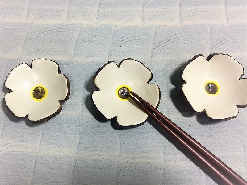Simple white flower-shaped chopsticks shelf _ pottery chopsticks rack - ตะเกียบ - ดินเผา ขาว