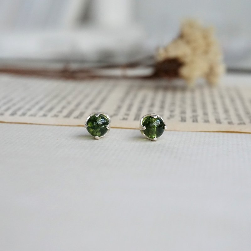Lucky Stone guard - Olive Stone Crystal Ear color earrings - Lucky guardian Stone - ต่างหู - เครื่องประดับพลอย สีเขียว