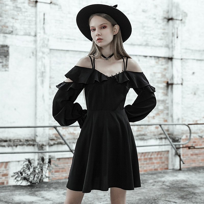 Witch Ruffled Shoulder Strap Dress - ชุดเดรส - วัสดุอื่นๆ สีดำ