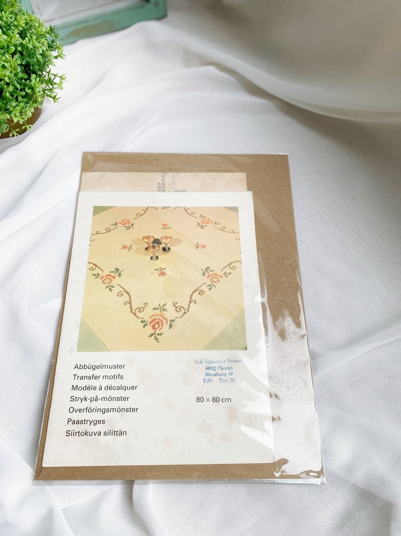 【好日戀物】德國帶回古老刺繡/十字繡圖面含紙型紙本收藏品 - 編織/刺繡/羊毛氈/縫紉 - 其他金屬 多色