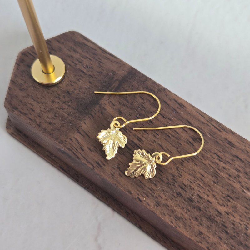 日本産　14kgf　繊細な葉っぱのシンプルピアス　 金属アレルギー対応 - 耳環/耳夾/耳骨夾 - 寶石 金色