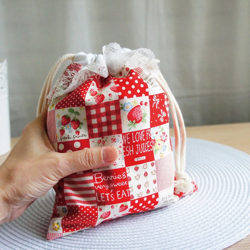 Lovely【日本布】草莓格紋拼花蕾絲束口袋、小物袋、化妝包、紅白 - 化妝袋/收納袋 - 紙 多色
