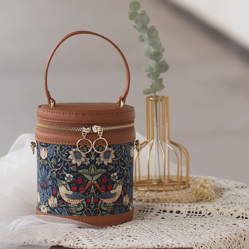 手作 handmade 頭層牛皮拼布兩用圓筒包 水桶包 莫裏斯草莓小偷 - 側背包/斜背包 - 真皮 咖啡色