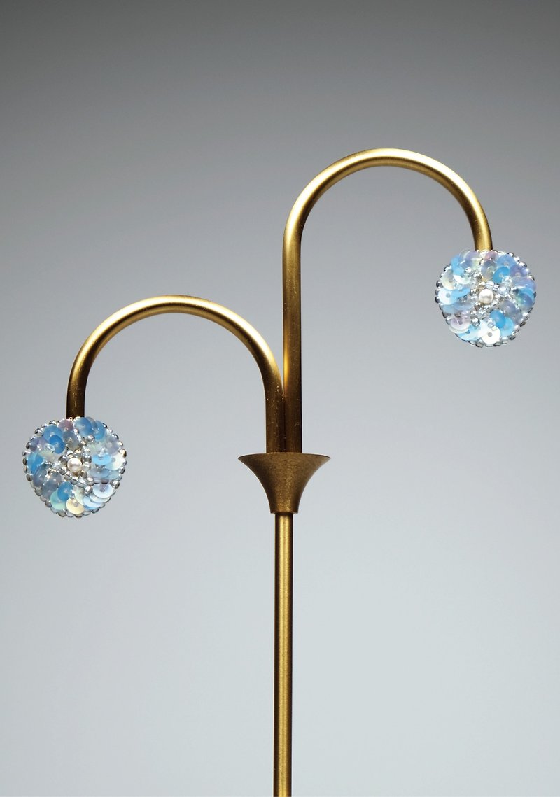 Golden Flow Handmade Jewelry Embroidery Series Earrings/ Clip-On NO.006 Water Blue Wave - ต่างหู - วัสดุอื่นๆ สีน้ำเงิน