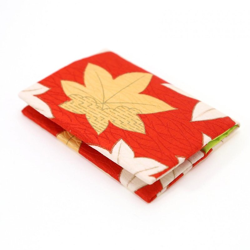Autumn leaf sentence that fulfills love × Sapporo Kimono Card Case 【Silk】 - ที่เก็บนามบัตร - ผ้าไหม สีแดง
