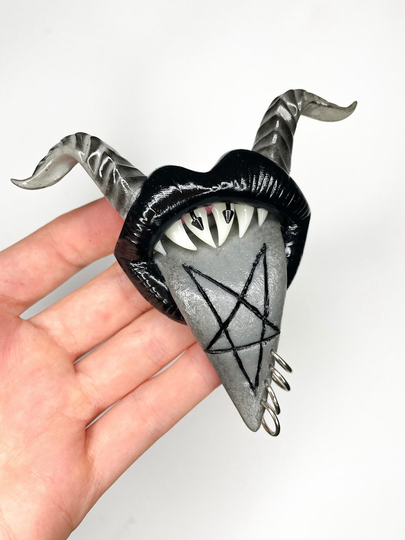 Brooch. Black diabolical lips with horns & fangs. - Brooches - Clay 