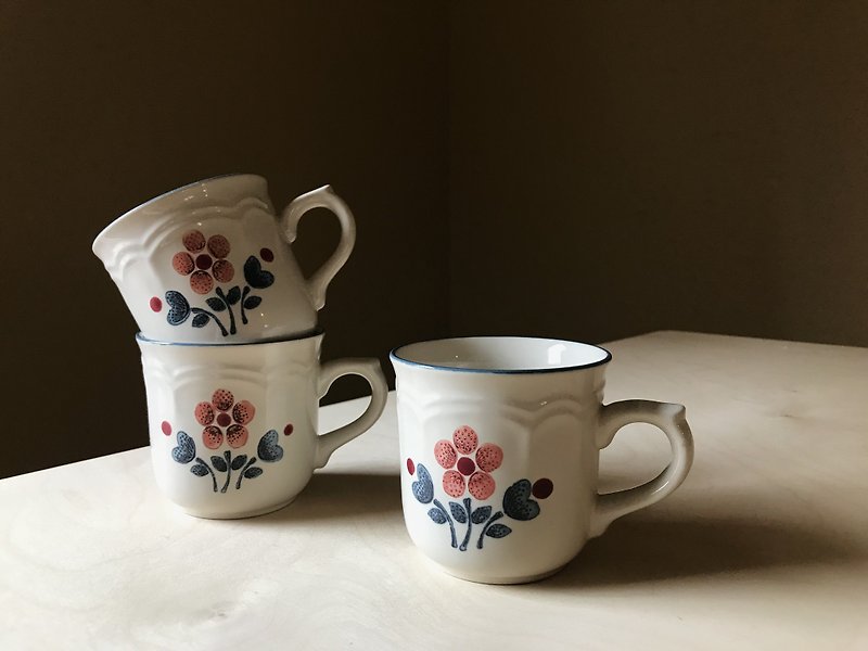 Ceramic flower cup - Cups - Pottery White