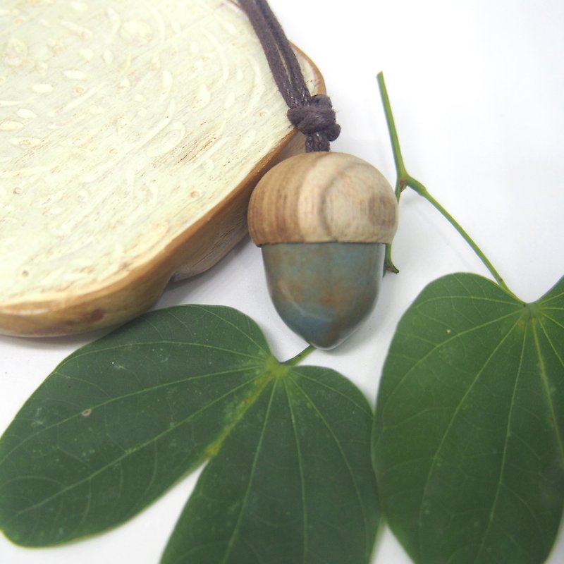 Acorn mini pendant 'olive' / ceramic x teak wood - สร้อยคอ - ดินเผา สีเขียว