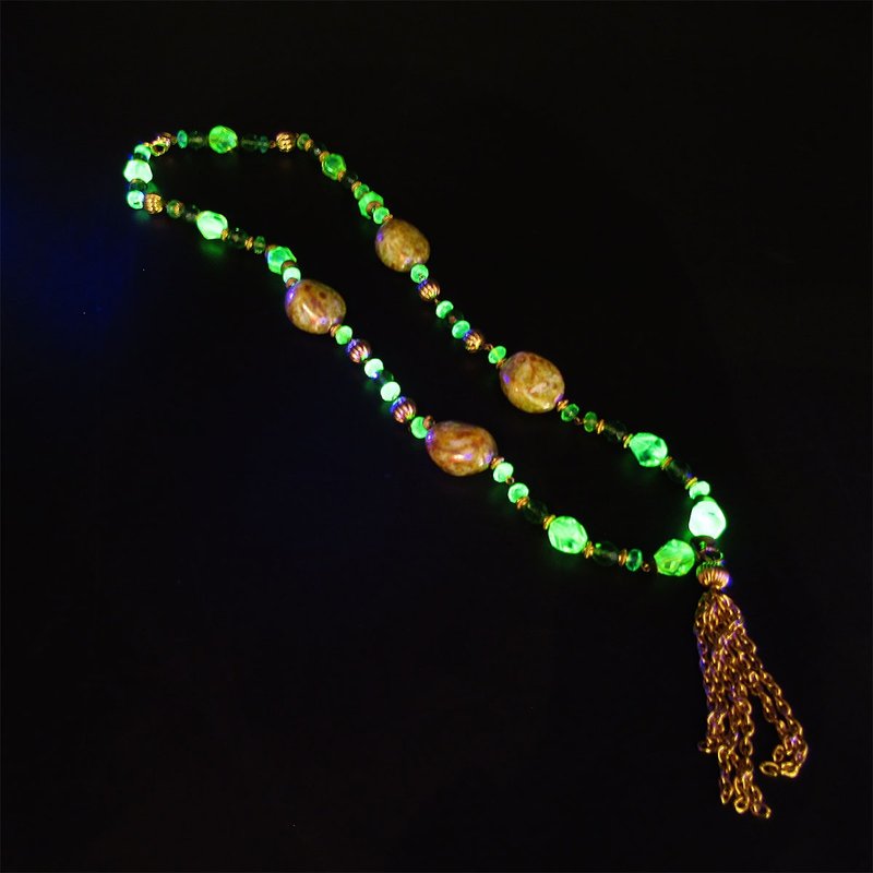 Vintage uranium glass & stone long necklace - สร้อยคอ - แก้ว สีเขียว