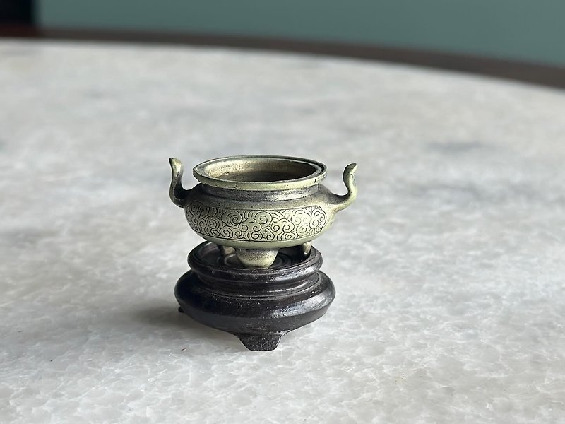 Old mini white copper moiré crown and ear three-legged stove with wooden base - ของวางตกแต่ง - ทองแดงทองเหลือง 