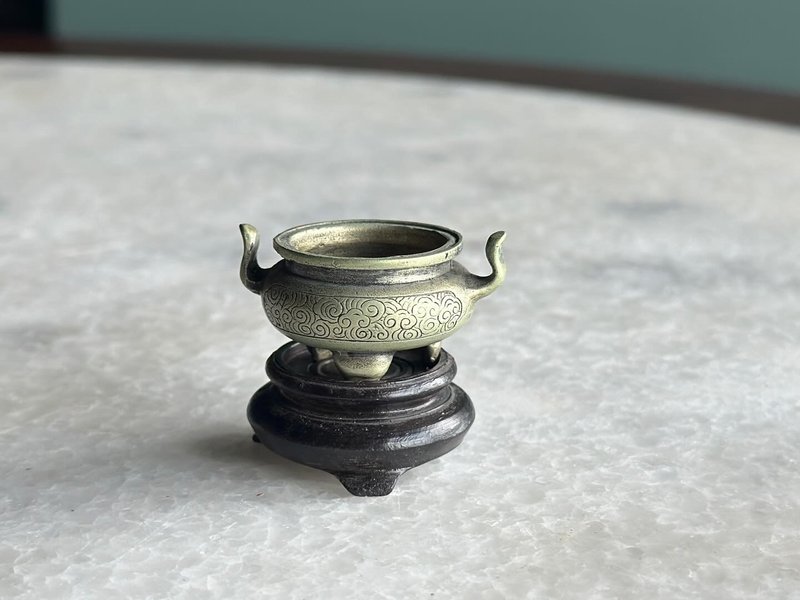 Old mini white copper moiré crown and ear three-legged stove with wooden base - Items for Display - Copper & Brass 